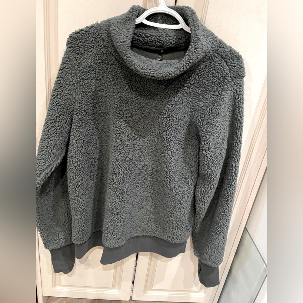 Large grey Giaim fuzzy pullover with thumb holes